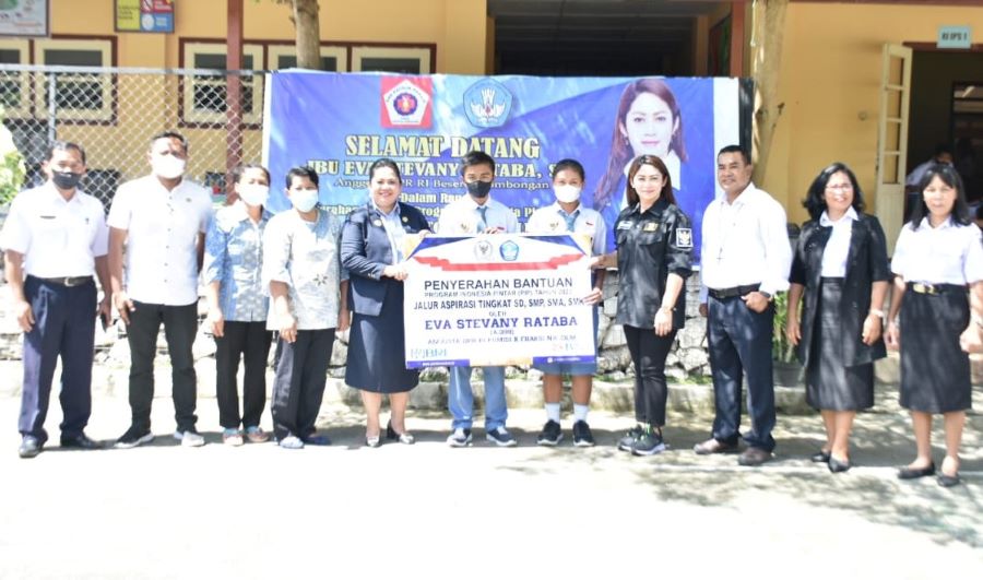 Eva Rataba Salurkan 8000 Beasiswa PIP di Tana Toraja